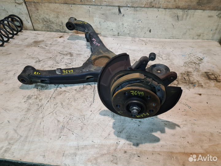 Цапфа задняя левая кулак Mercedes Vito 638