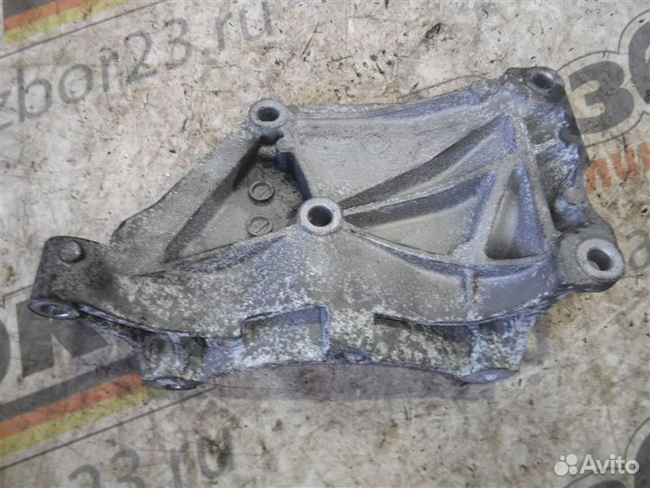 Кронштейн генератора Volkswagen Transporter