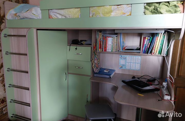 Детская кровать со столом и шкафом