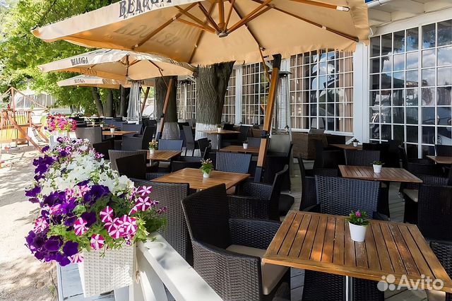 Зонт для кафе. Зонт на боковой опоре. Уличный зонт