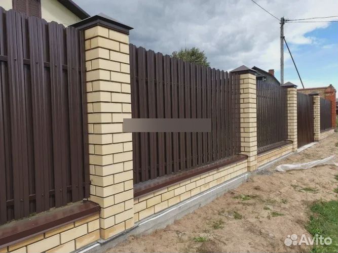 Забор с кирпичными столбами и штакетником