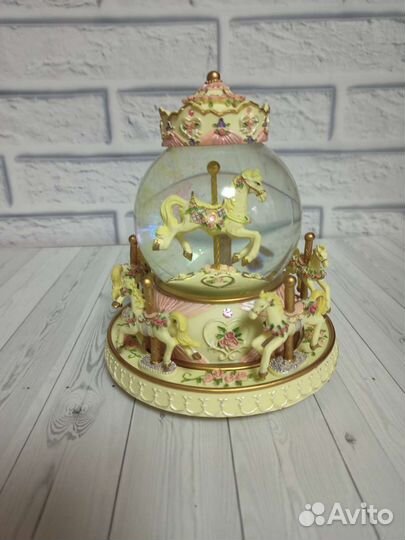 Музыкальный снежный шар