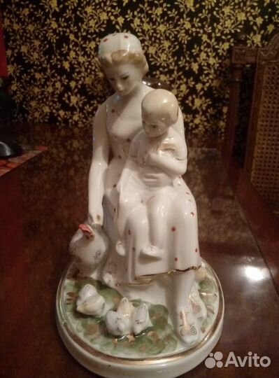 Мать и дитя статуэтка фарфор