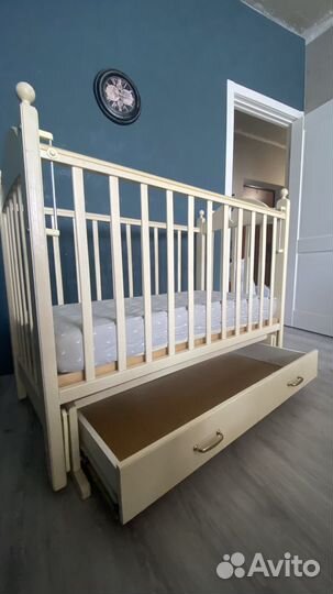 Детская кроватка с маятником и ящиком