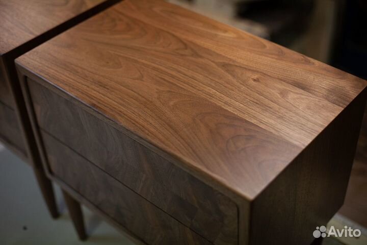 Тумба прикроватная из массива грецкого ореха