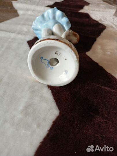 Фарфоровая статуэтка 