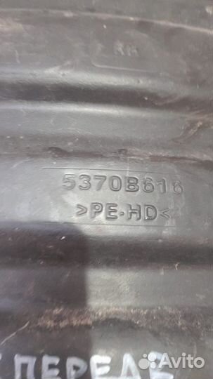 Подкрылок передний правый Mitsubishi Pajero Sport