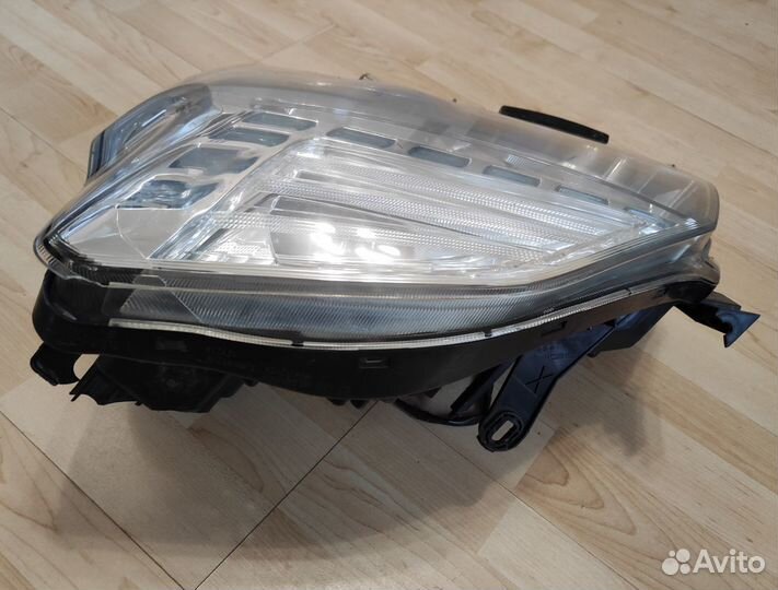 Фара битая левая ксенон Nissan X-Trail Трэил