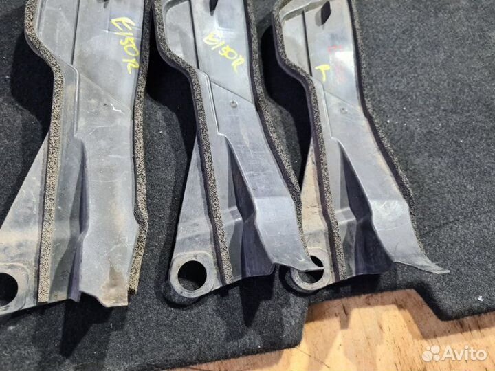 Пыльник крыла правый Toyota Corolla E150 1.6