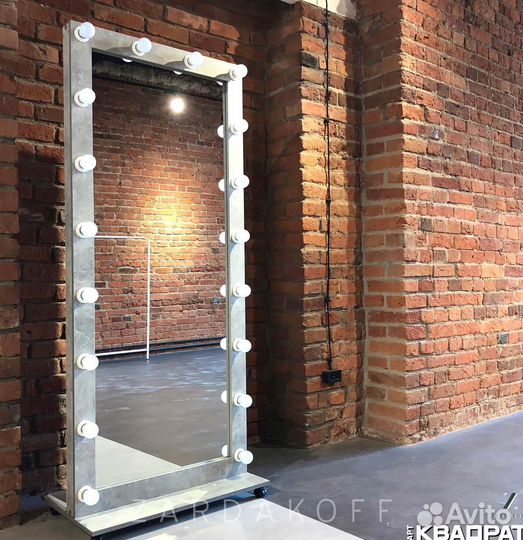 Гримерное зеркало с подсветкой