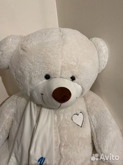 Большой плюшевый медведь