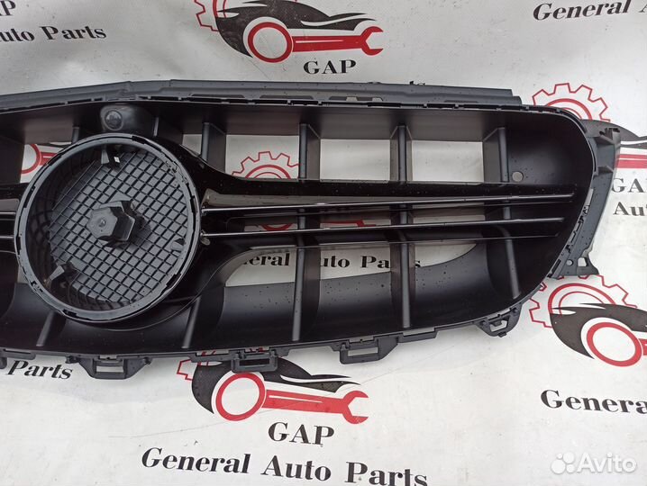 Mercedes W213 AMG 6.3 решетка полностью чёрная