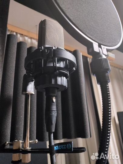 Студийный микрофон AKG C214