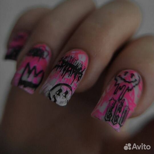 Модель на маникюр со сложным дизайном