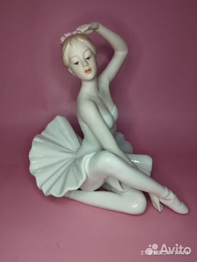 Балерина. Фарфоровая статуэтка
