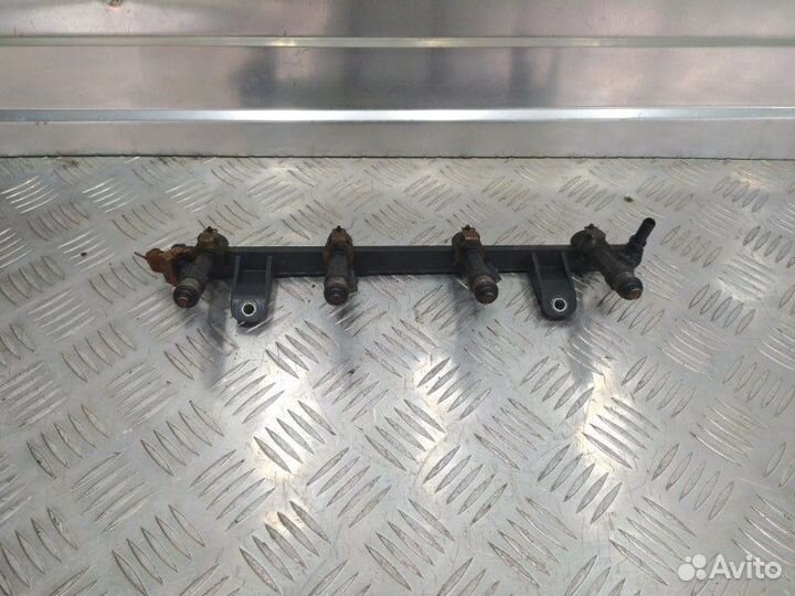 Топливная рампа (рейка) с форсунками Renault Logan