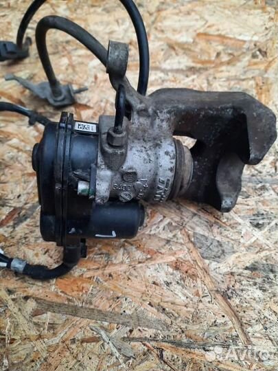 Суппорт тормозной задний левый Chrysler 200 2016