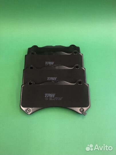 Передние тормозные колодки WK2 SRT 6.4L TRW