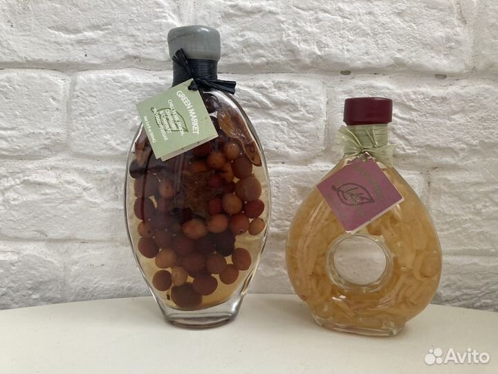 2 декоративные бутылки с ягодами овощами