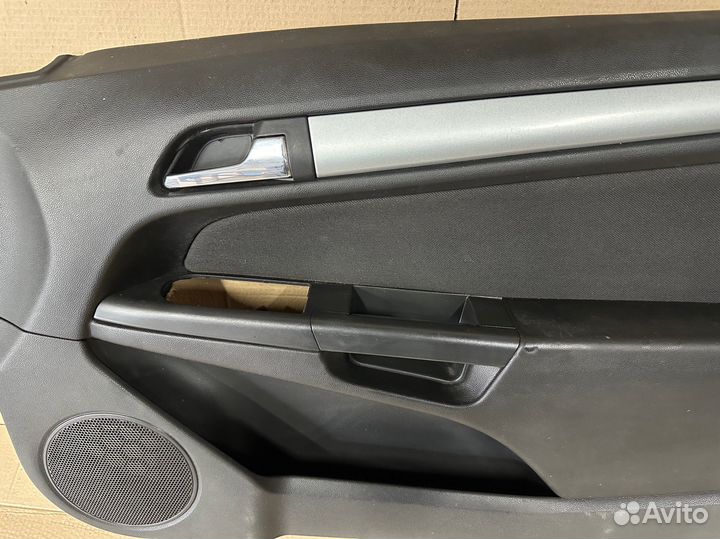 Обшивка двери передняя правая Opel Astra H GTC