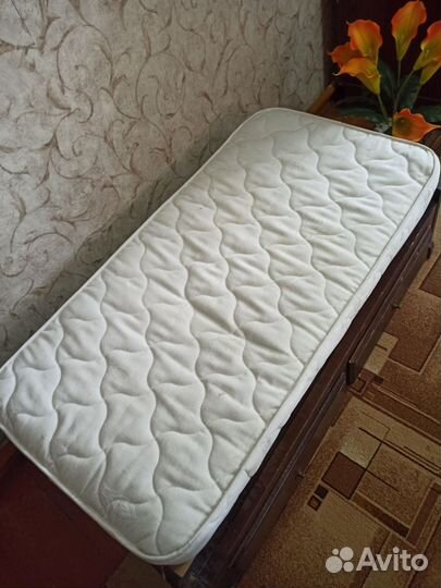 Детская кроватка с маятником