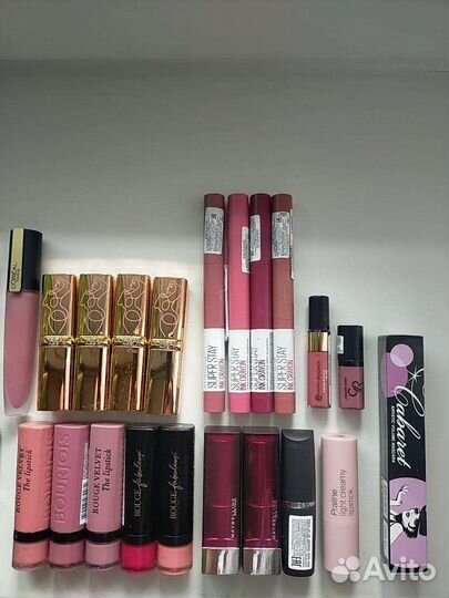 Помады разных фирм