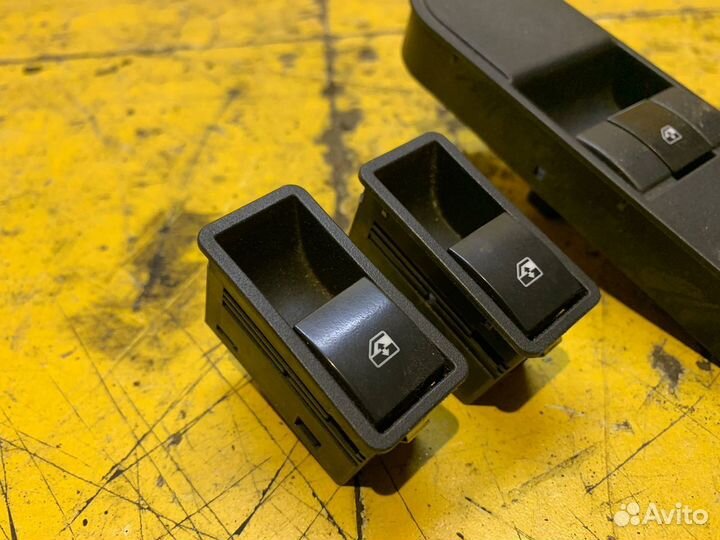 Кнопка стеклоподъемника Opel Astra H 2006-2014