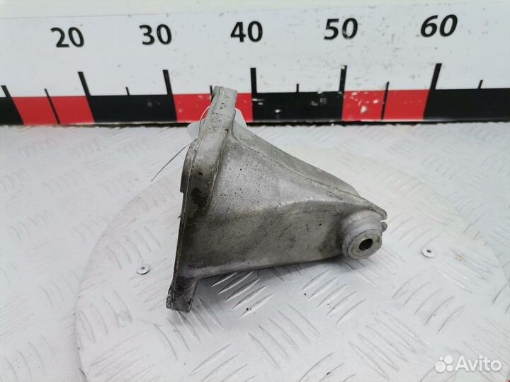 Кронштейн двигателя Mercedes-Benz C-Класс