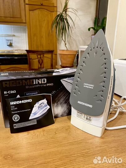 Утюг redmond RI-C263 белый