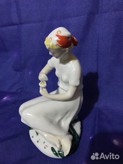 Статуэтка фарфоровая СССР Гадание на ромашке