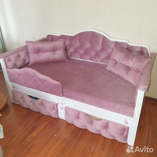 Кровать-диван в каретной стяжке