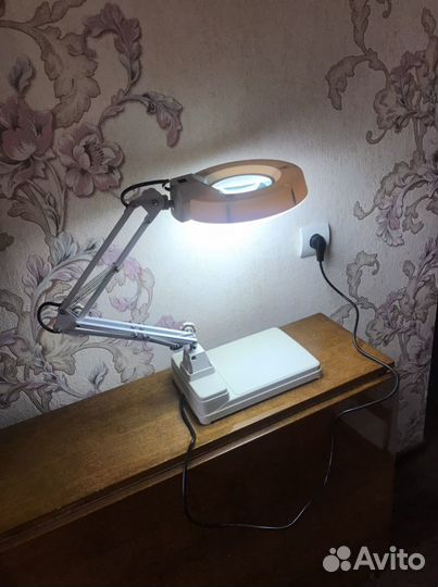 Профессиональная лупа с круговой подсветкой Надежн