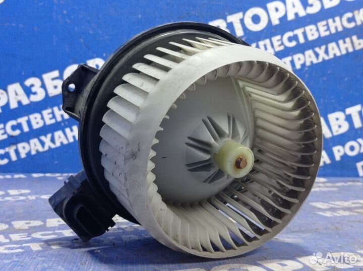 Моторчик печки Toyota Yaris хэтчбек 2NZ 2010