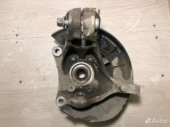 Поворотный кулак передний лев прав VW Passat B6