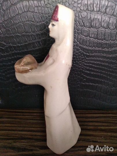 Очень редкая статуэтка «Девушка Армянка с караваем