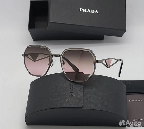 Солнцезащитные очки Prada
