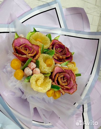 Букет из сухофруктов с розами на 1 сентября