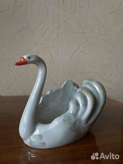 Статуэтка лебедь