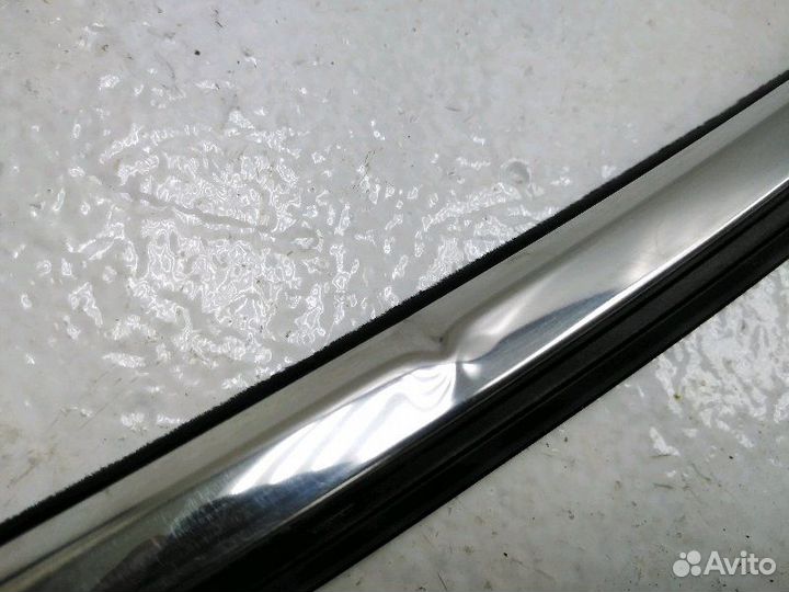 Уплотнитель стекла (хром) передний левый Toyota