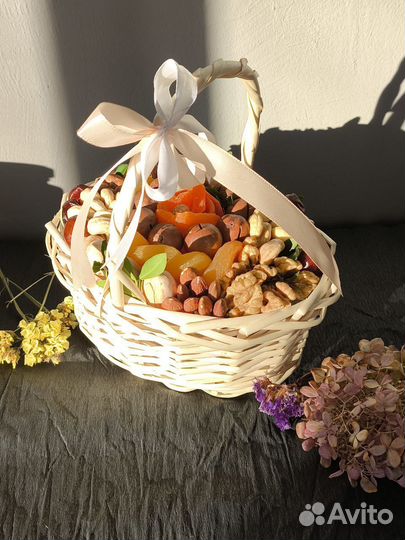 Съедобные букеты из орехов и сухофруктов