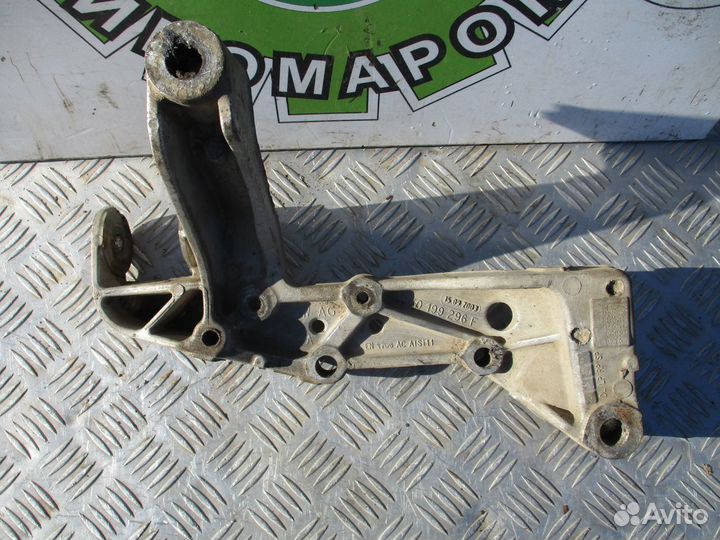 Кронштейн переднего рычага Volkswagen Caddy 3 2007