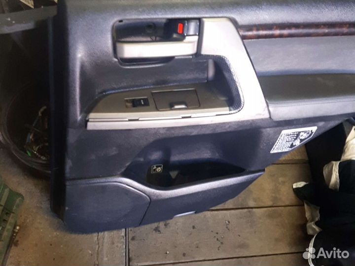 Задняя правая обшивка двери на ленд крузер 200