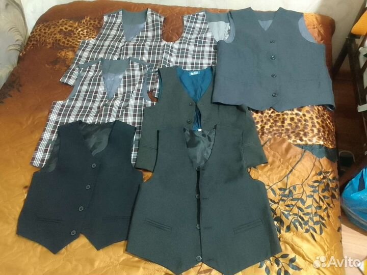 Жилетки, рубашки,брюки,галстуки отдам пакетом