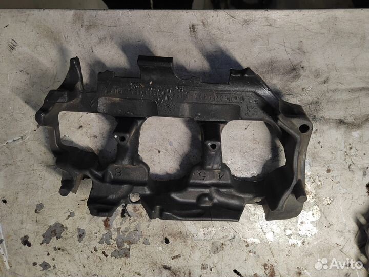 Изолятор топливной рампы верхний левый Land Rover