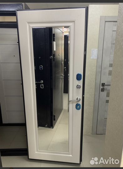 Дверь входная металлическая с зеркалом фацет