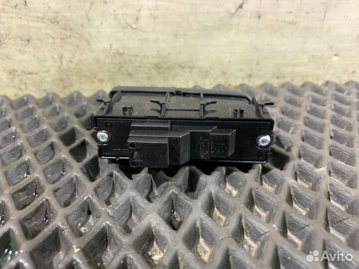 Кнопка центрального замка Mercedes-Benz E-Class