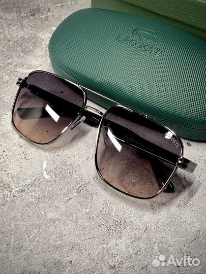 Солнцезащитные очки Lacoste классические