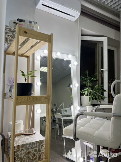 Место мастера маникюра и бровиста или визажиста