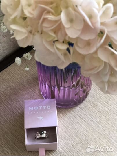 Кольцо motto новое