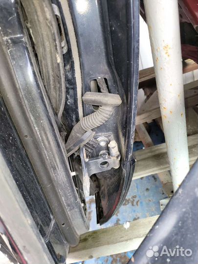 Водительская петля двери на ренж Ровер Вог 2005г